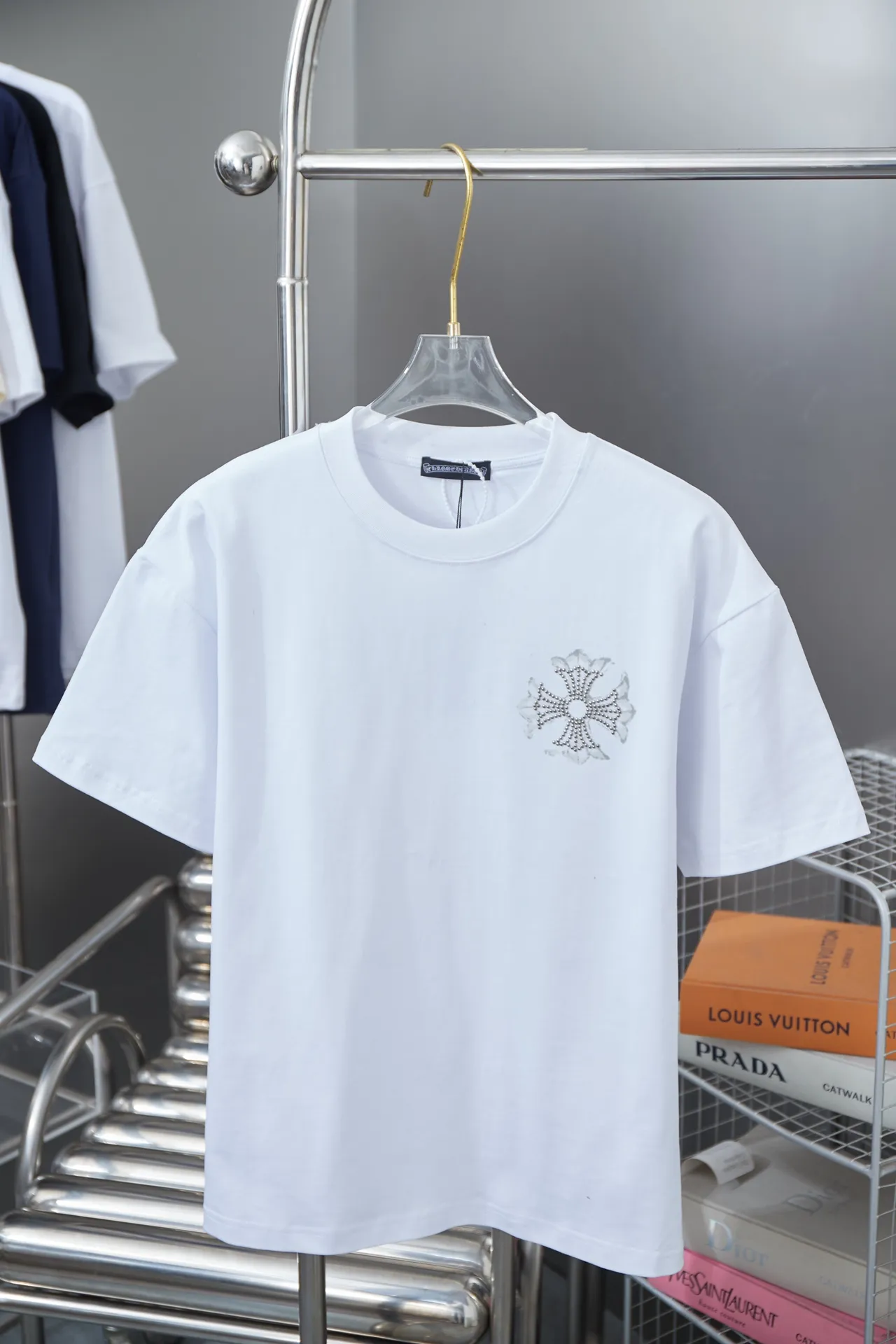 🅿️200 Chrome Hearte 25SS early spring new model, printed hot diamond short sleeves, light luxury, a must-have item for daily commuting for men and women, correct version, welcome to compare, detailed features · 280 grams of 100% pure cotton double yarn jersey fabric · Special thickened 32 pieces of double-strand 1X1 thread in the same vat · Environmentally friendly screen hand printing ➕ Imported Australian matte pearl diamond ➕ Three-dimensional wow glue high temperature hot pressing · Double-needle sewing and cross-seam technology · Original main mark, washed tag, branded moisture-proof paper packaging Color: black/white/grey Size: S/M/L/XL